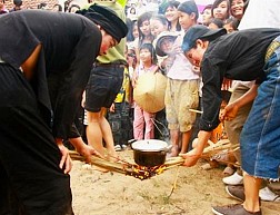 Độc đáo hội thổi cơm thi ở Đồng Vân