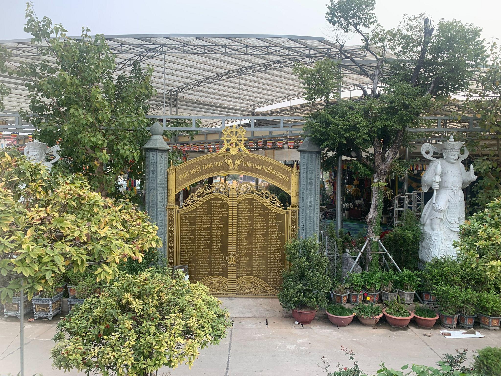 Ngôi chùa quanh năm được bao phủ bởi cây xanh
