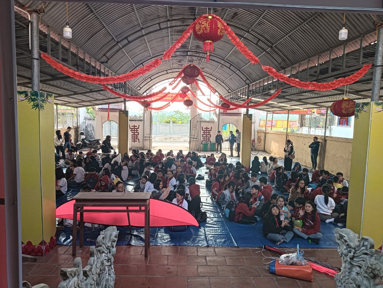 Các em học sinh Trường THCS Ngoại ngữ nghe giới thiệu về di tích lịch sử Miếu Châu Trần, xã Hồng Hà